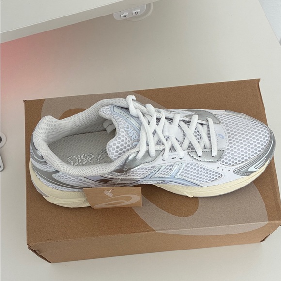 ASICS MEN White and Gray Athletic Shoes - Picture 4 of 6